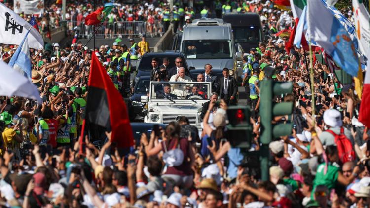 Francisco en el viacrucis de la JMJLisboa: 'Hay que correr el riesgo de amar'