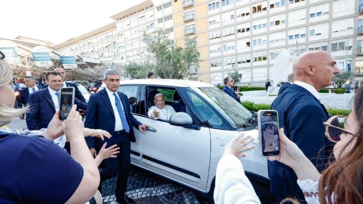 Francisco fue dado de alta, visitó a la Virgen y retomó la actividad