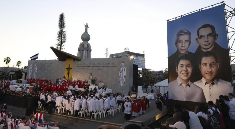 Francisco invita a los salvadoreños a seguir el ejemplo de sus mártires
