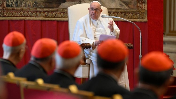 Francisco le pide a la Curia que sea una gran oficina de 'bendecir'