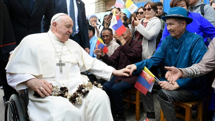 Francisco llegó a Mongolia para alentar a la pequeña comunidad católica