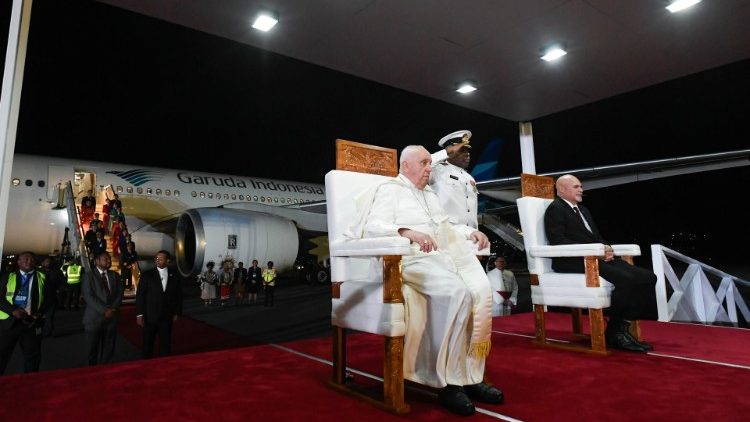 Francisco llegó a Papúa Nueva Guinea, la etapa oceánica de su viaje