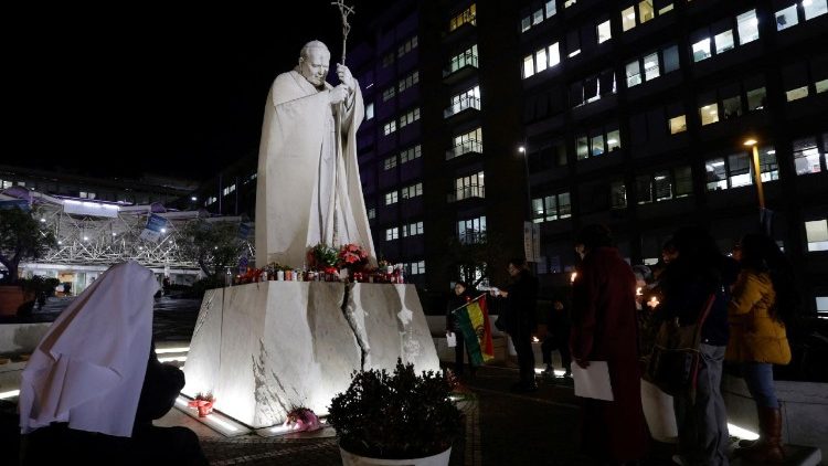 Francisco padece una neumonía bilateral y su estado sigue siendo complejo