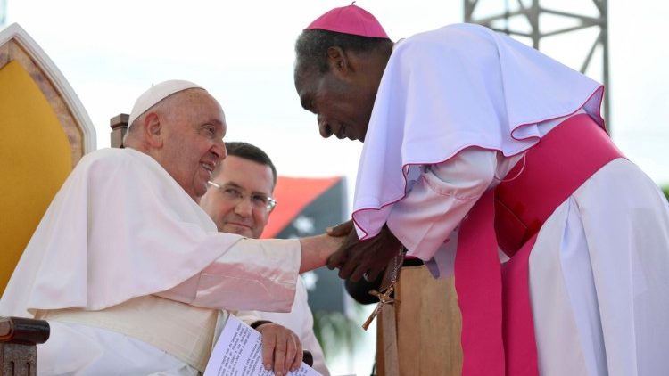 Francisco pasó por la aldea en la selva de Vanimo para alentar a los misioneros