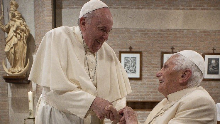 Francisco pidió rezar por Benedicto XVI: "Está muy enfermo"