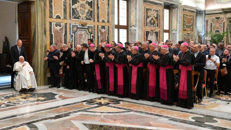Francisco pide a los sacerdotes sicilianos opciones pastorales "valientes"