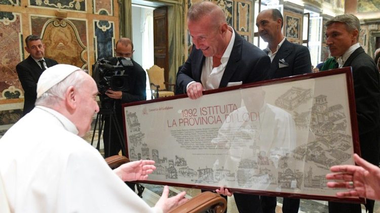 Francisco recuerda el "vínculo bautismal" con la diócesis de Lodi