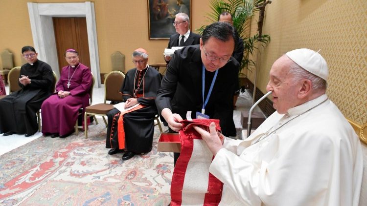 Francisco reza por la unidad de los cristianos con una delegación de Hong Kong