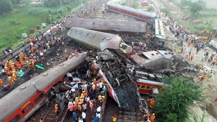 Francisco rezó por las víctimas del accidente de ferroviario en India