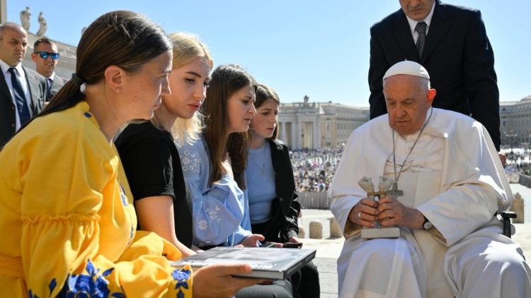 Francisco saluda a las esposas y madres ucranianas, mientras reza por la paz