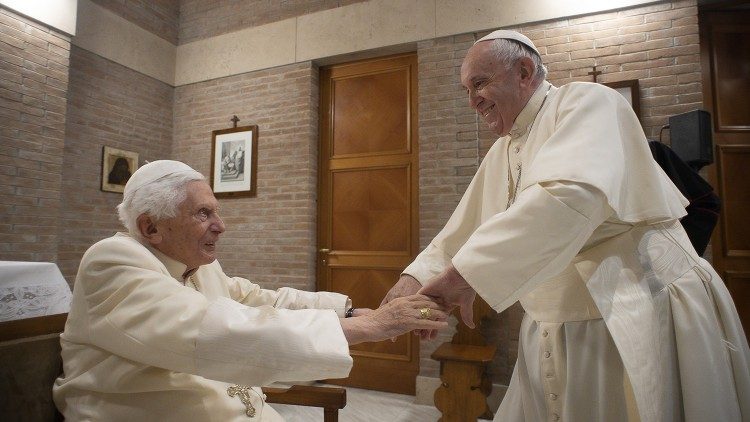 Francisco visita a Benedicto XVI por sus 95 años: conversación afectuosa y oración