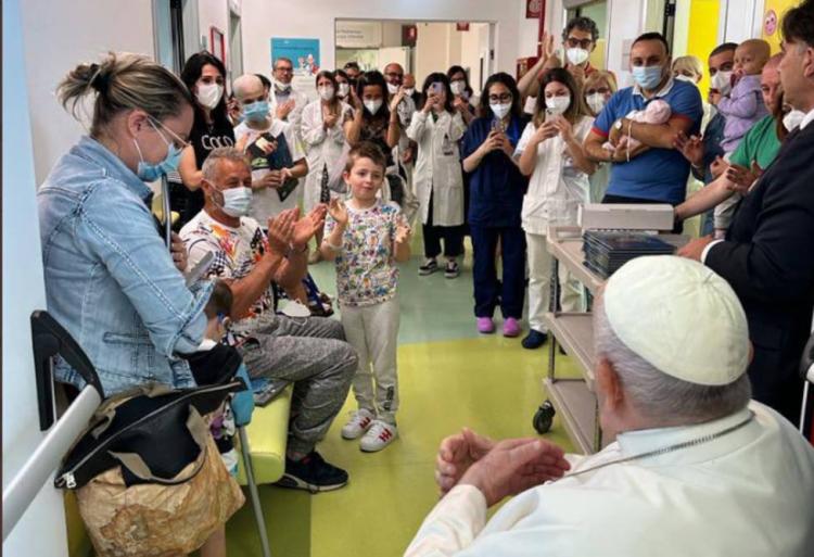 Francisco visitó a los niños de la unidad oncológica del Gemelli