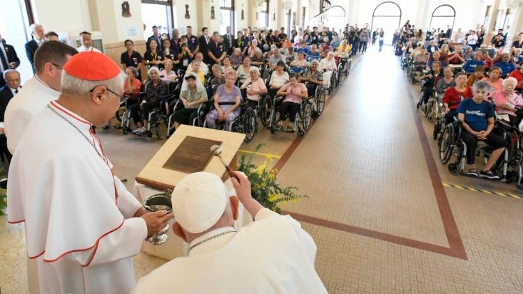 Singapur: Francisco visitó a ancianos del hogar Santa Teresa