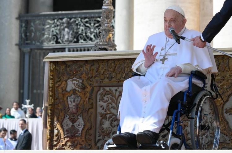 Francisco visitó la basílica de San Pedro antes de la Vigilia Pascual Francisco visitó la basílica de San Pedro antes de la Vigilia Pascual