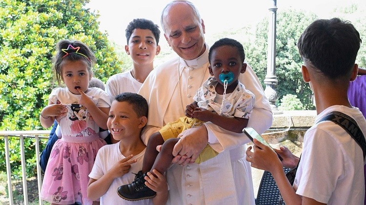 'Protejan la dignidad de los menores vulnerables' pidió el Papa a los consagrados