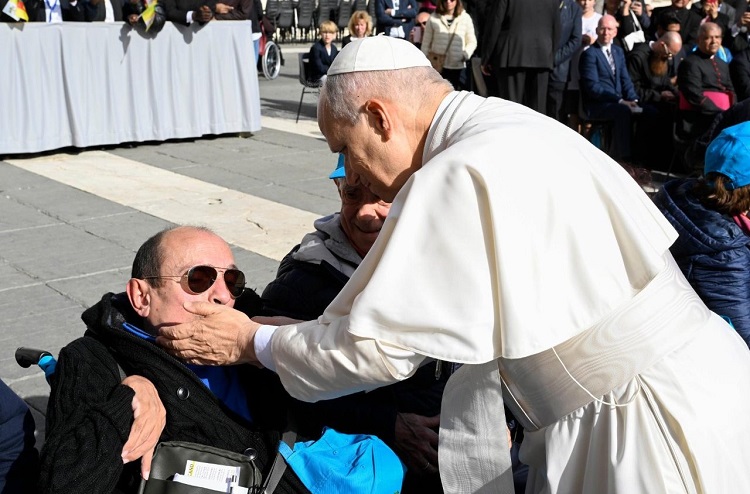 IA: el Papa pide que la dignidad humana prevalezca en la atención sanitaria