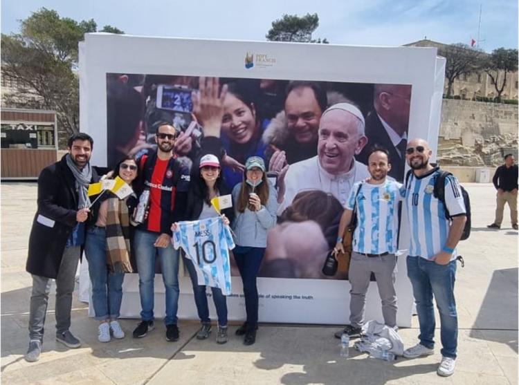 Jóvenes argentinos residentes en Malta expresaron su cariño al Papa