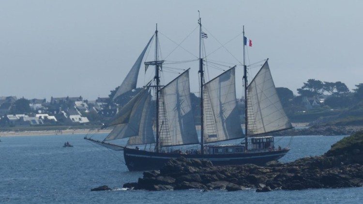 Jóvenes peregrinos navegan por el Mediterráneo para llevar el mensaje de paz del Papa