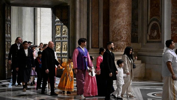 Jubileo: medio millón de peregrinos cruzaron la Puerta de San Pedro en dos semanas