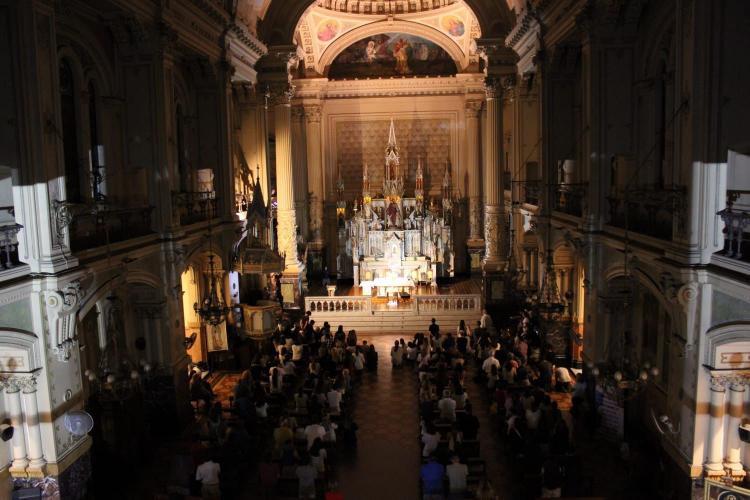 La asociación Hakuna en Argentina convocó cientos de jóvenes en una "Hora santa"