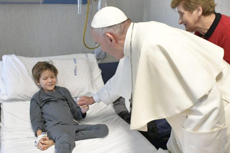 El Papa: La atención al enfermo "no se puede diseccionar", debe ser integral