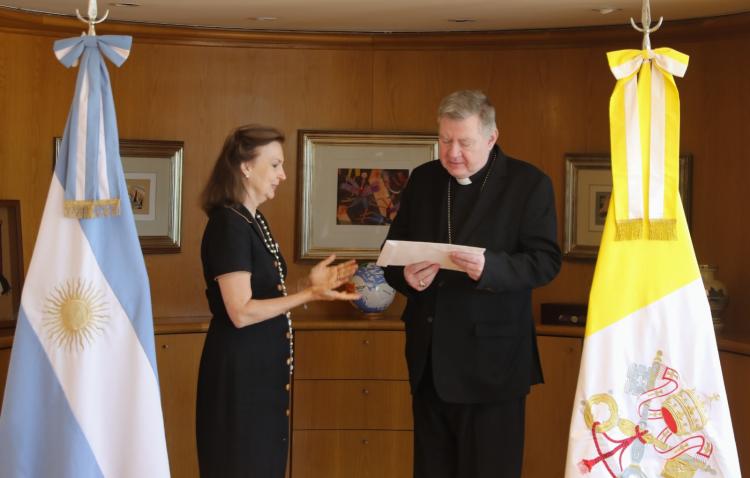 La canciller recibió al nuncio y decano del Cuerpo Diplomático