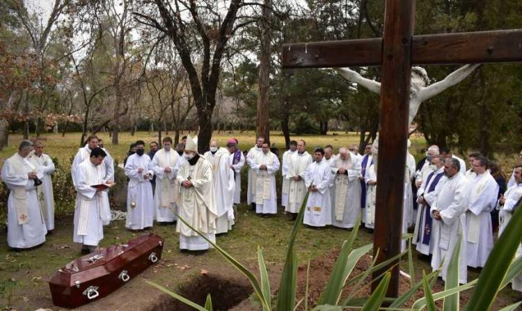 La comunidad lomense dio el último adiós al director espiritual del Seminario