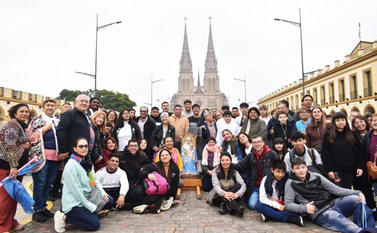 La comunidad lomense peregrinó a Luján y le pidió a la Virgen por la diócesis y el país