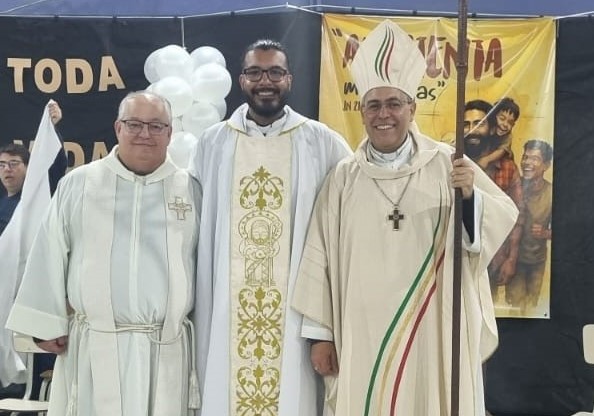 La Familia Salesiana celebró la ordenación sacerdotal de Gastón Flores en Rosario La Familia Salesiana celebró la ordenación sacerdotal de Gastón Flores en Rosario