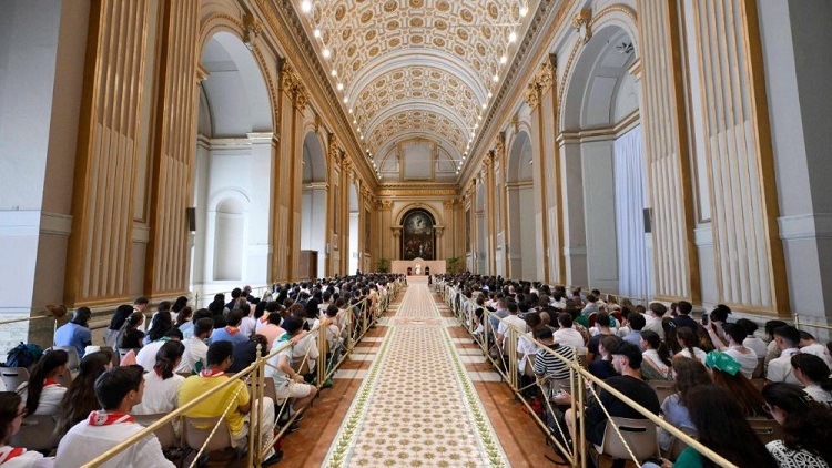 'La Iglesia los necesita', exhortó el Papa a jóvenes franceses recién bautizados 'La Iglesia los necesita', exhortó el Papa a jóvenes franceses recién bautizados