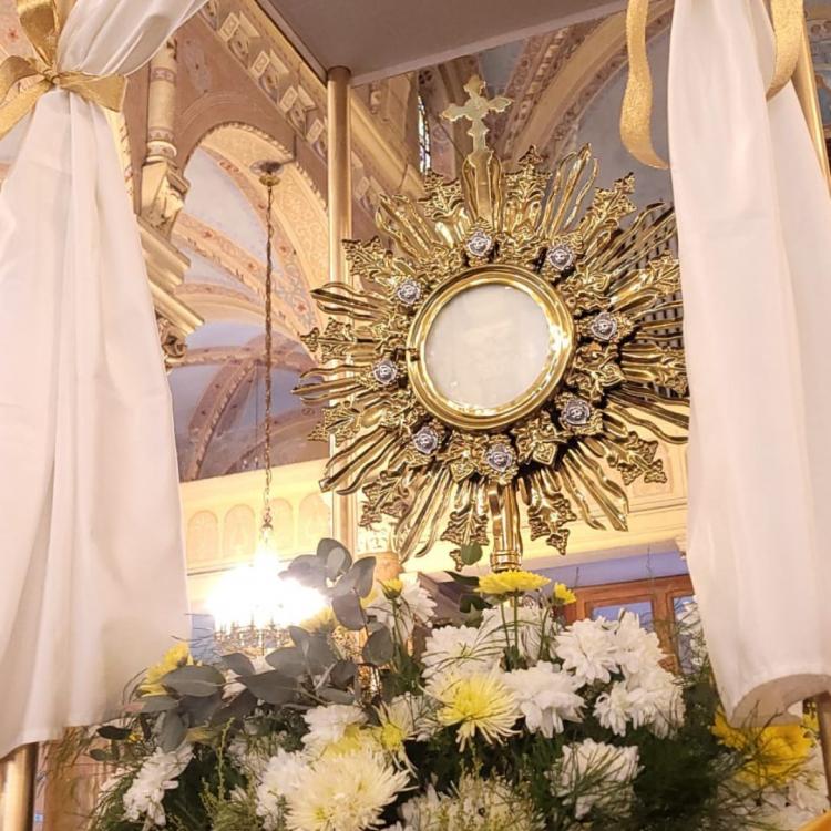 Corpus Christi: Contemplar la Eucaristía como alimento de amor, entrega y esperanza