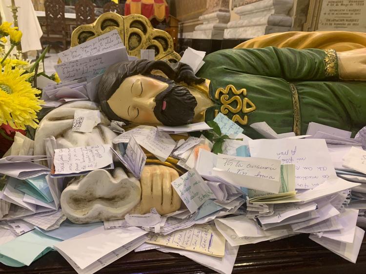 Llegó al barrio de Flores la imagen de San José dormido que donó el Papa