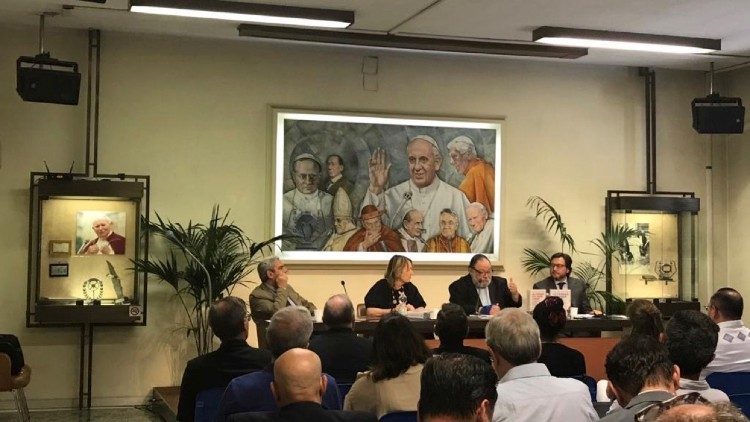 La obra sobre la actuación de la Iglesia en la dictadura llegó al Vaticano