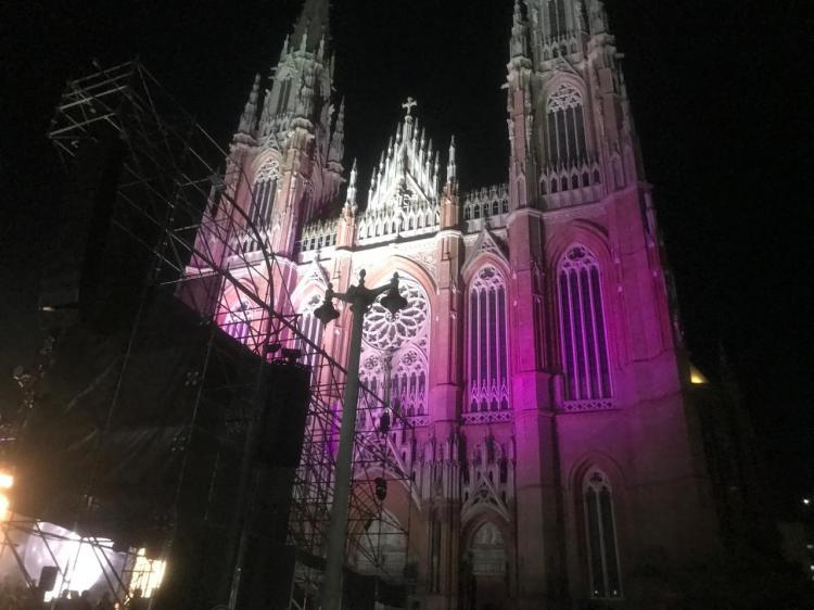 La Plata: La catedral se iluminó por fuera y sus campanas volvieron a sonar