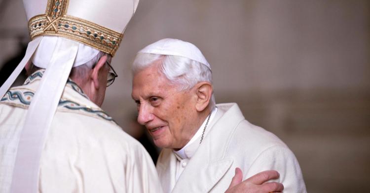 La Santa Sede confirmó que Benedicto XVI "descansó bien y está lúcido y consciente"