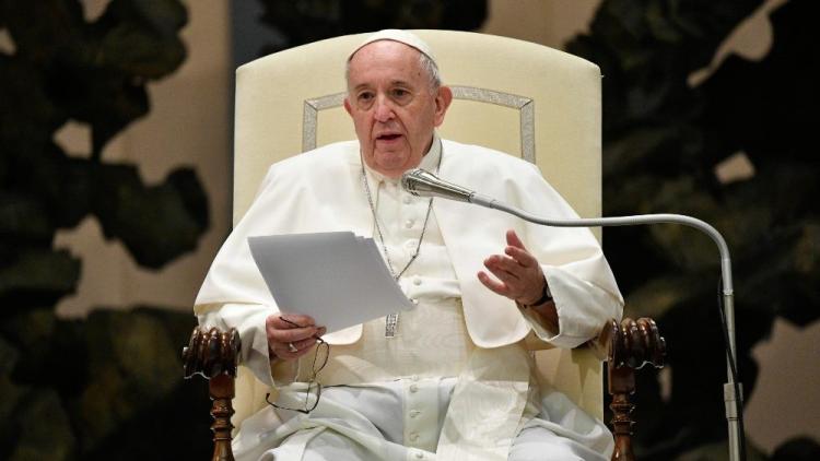 La "sensibilidad espiritual" de los ancianos rompe el conflicto entre generaciones, dijo el Papa