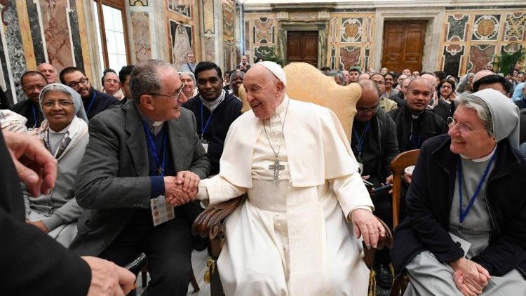 'La uniformidad mata', advirtió el Papa a los religiosos