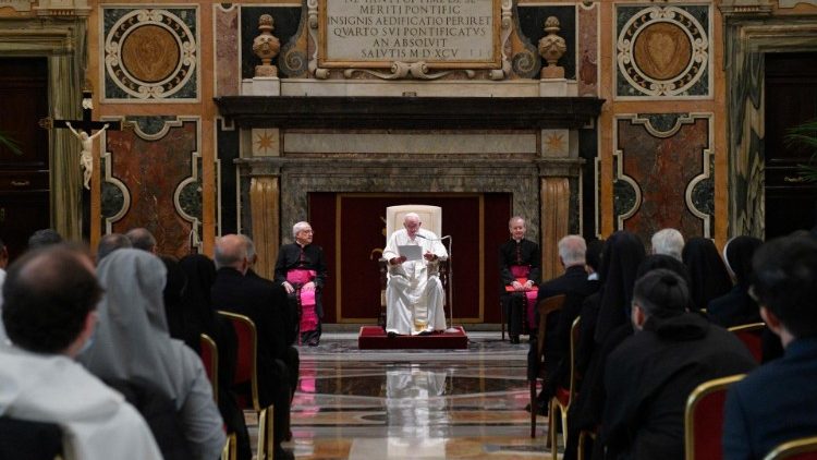 El Papa sostuvo que la vida consagrada no puede faltar en la Iglesia ni en el mundo