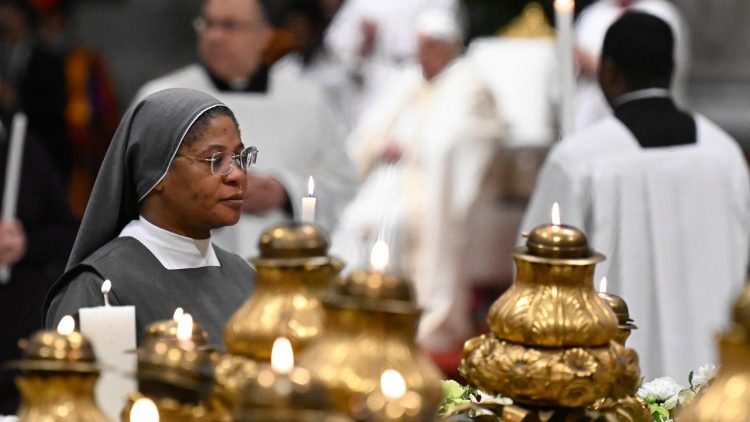 La vida consagrada ofrece a la sociedad la "luz" de los consejos evangélicos