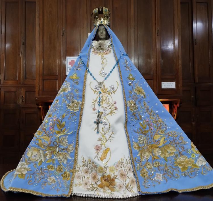 La Virgen del Valle estrena el manto que lucirá en la Fiesta del Poncho