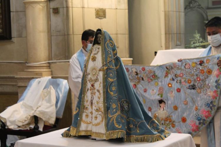 La Virgen del Valle luce un manto alusivo a María Santísima Protectora de la Nación