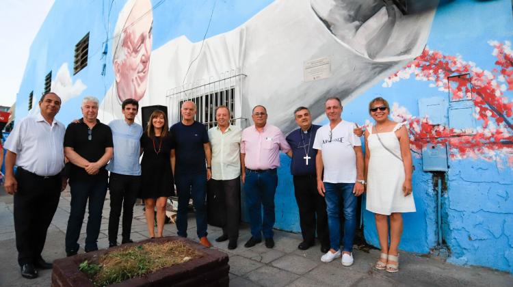 Lanús conmemoró el décimo aniversario del papa Francisco con un mural