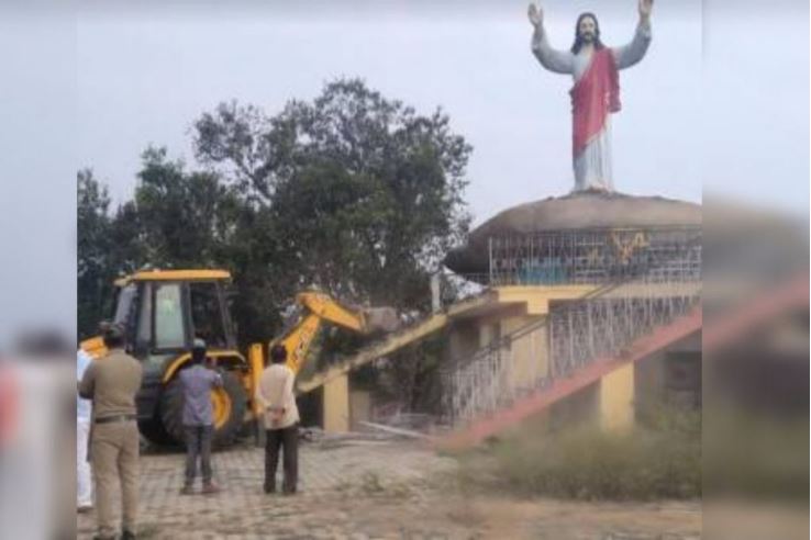 Las autoridades indias demolieron una estatua de Jesús