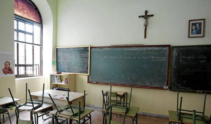 Las escuelas católicas no están en "compartimentos estancos", advirtió el Papa