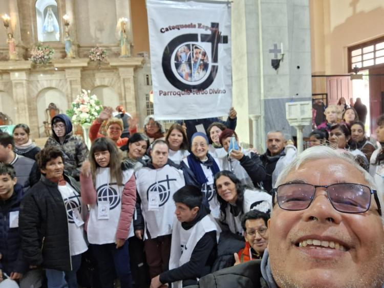 Las familias de catequesis especial del NEA peregrinaron a la basílica de Itatí Las familias de catequesis especial del NEA peregrinaron a la basílica de Itatí