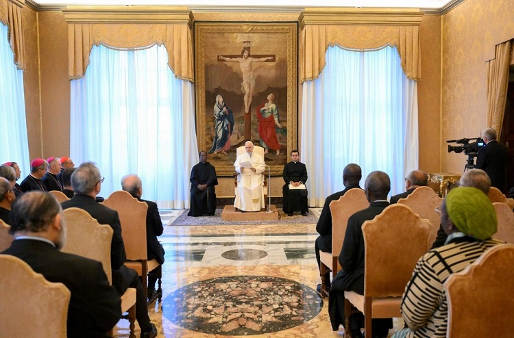 León XIV: La teología debe explorar todos los aspectos de la ciencia humana