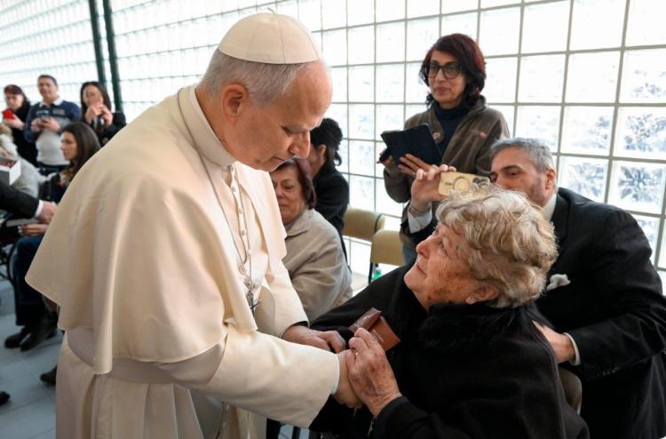 León XIV visitó una nueva parroquia de Roma por la Cuaresma