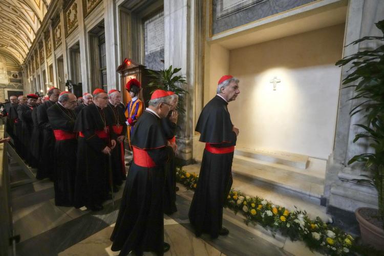 Los cardenales rezaron ante la tumba del Papa Francisco Los cardenales rezaron ante la tumba del Papa Francisco