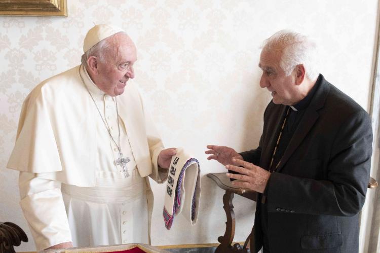 Los Hogares de Cristo obsequian una Estola al Papa Francisco