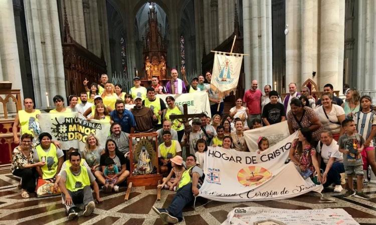 Los Hogares de Cristo peregrinaron por la ciudad de La Plata